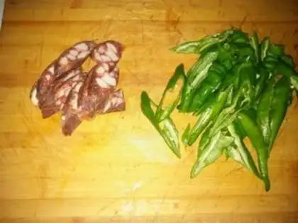 Make Bean petal sauce and pepper sausage step 1