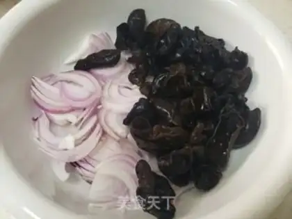 Make Onions mixed with black wood step 2