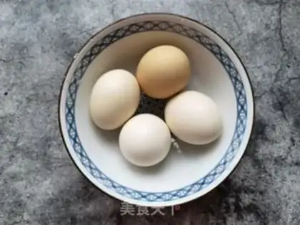 Make Garlic pepper fried eggs step 0