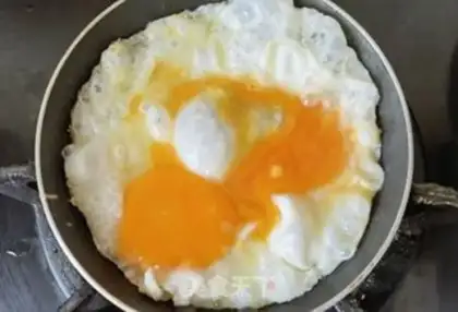 Make Garlic pepper fried eggs step 2