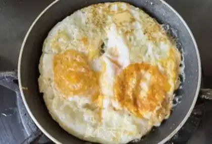 Make Garlic pepper fried eggs step 3