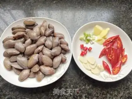 Make Spicy oil clams step 1