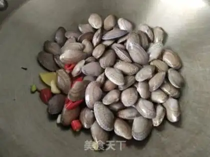 Make Spicy oil clams step 4