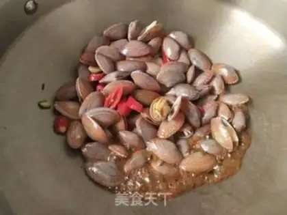 Make Spicy oil clams step 5
