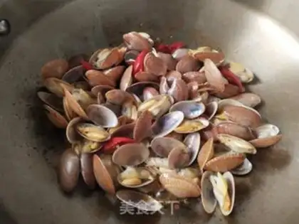 Make Spicy oil clams step 6