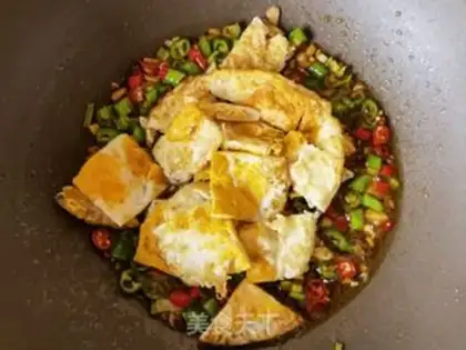 Make Garlic pepper fried eggs step 12