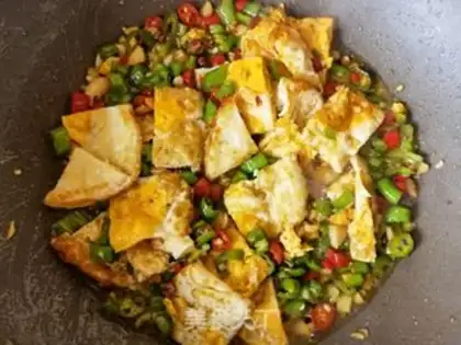 Make Garlic pepper fried eggs step 13