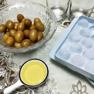 Make A yellow fruit bee step 2