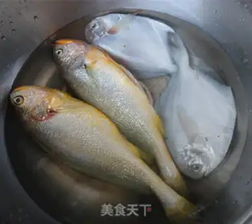 Make Red-burned yellow-fish ponchos step 0