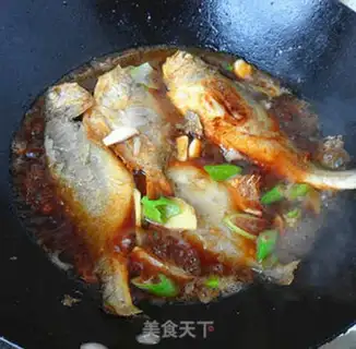 Make Red-burned yellow-fish ponchos step 5