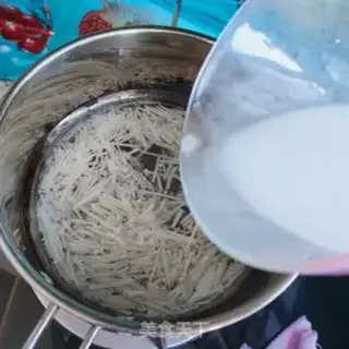 Make Golden fungus egg soup step 4