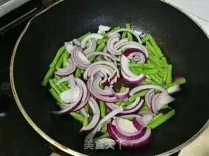 Make Onion bean fried meat step 4