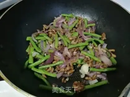 Make Onion bean fried meat step 5