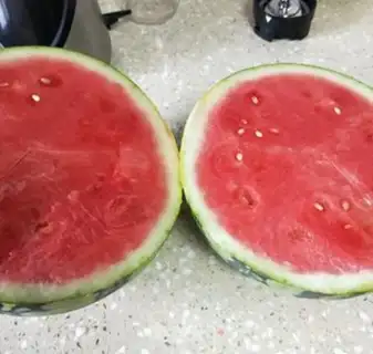 Make Watermelon freezes on milk step 0