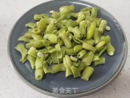 Make Four seasoned bean fried eggs step 0