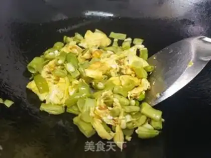 Make Four seasoned bean fried eggs step 2