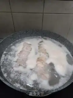 Make Burning pork elbows step 2
