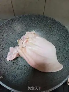 Make White pig ears step 0