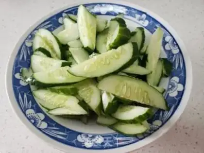 Make cucumber-mucked eggs step 0