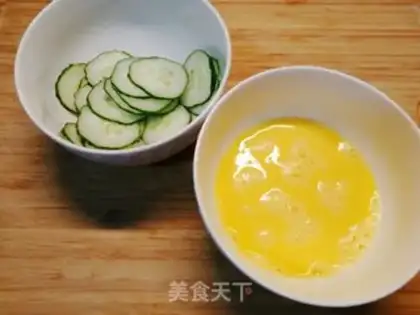 Make cucumber eggcake step 1