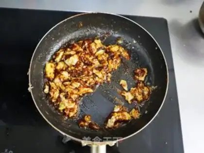 Make Egg sauce with wide noodles step 4