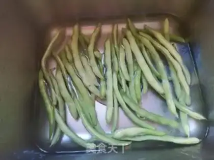 Make The green peppers and the beans step 0