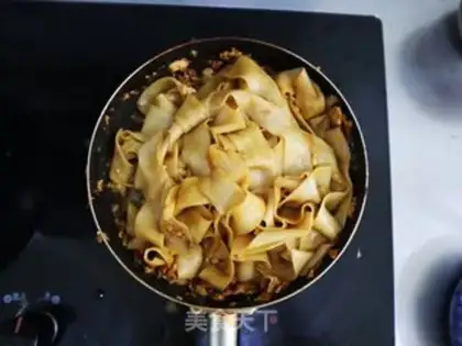Make Egg sauce with wide noodles step 7