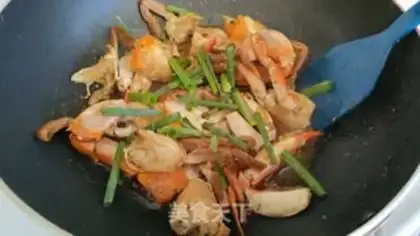 Make Spicy green crabs step 8