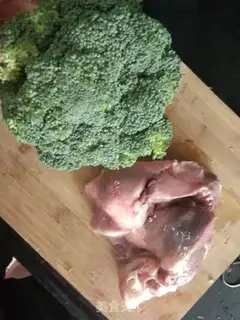 Make The broccoli scratches the heart of a pig step 0