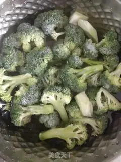 Make The broccoli scratches the heart of a pig step 1