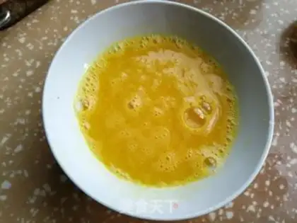 Make Tomato onion fried goose eggs step 1