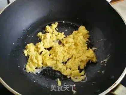 Make Tomato onion fried goose eggs step 2