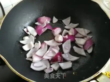 Make Tomato onion fried goose eggs step 3
