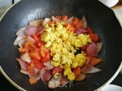 Make Tomato onion fried goose eggs step 5