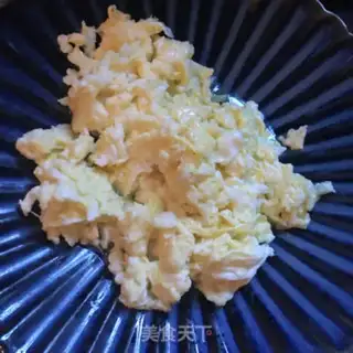Make Weenie egg fried rice step 4