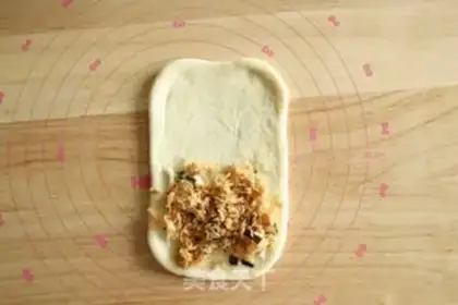Make A hairy caterpillar pine roll with a loose belt of lass step 6