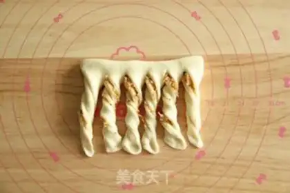 Make A hairy caterpillar pine roll with a loose belt of lass step 7
