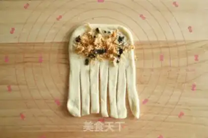 Make A hairy caterpillar pine roll with a loose belt of lass step 9