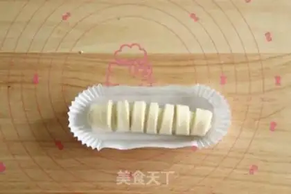 Make A hairy caterpillar pine roll with a loose belt of lass step 10