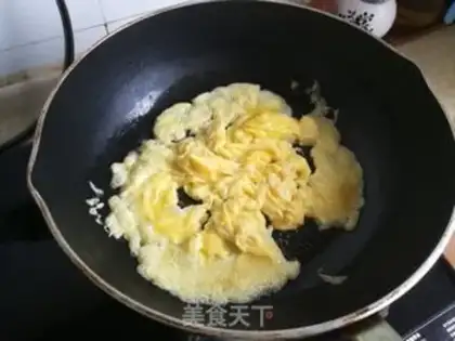 Make Tomato cucumber fried eggs step 3