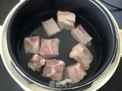 Make Tomato chop soup step 1