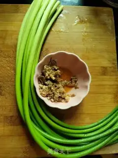 Make The meat and the garlic step 0