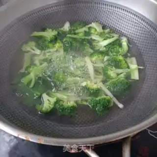 Make Spicy pepper and broccoli step 2