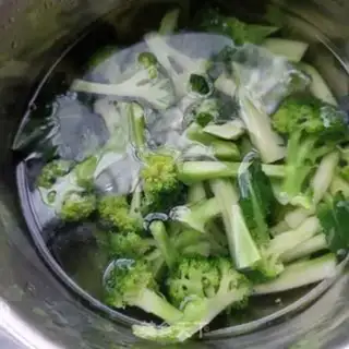Make Spicy pepper and broccoli step 3