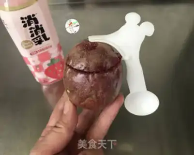 Make Strawberry milk with vanilla step 1