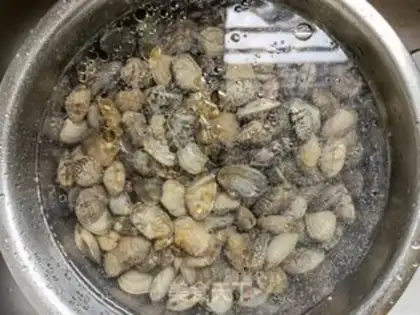 Make Thirteen fragrance clams step 1