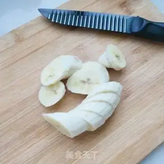 Make raisin banana yogurt step 1