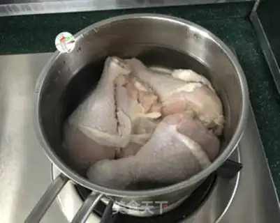 Make Pyramid hands tore chickens step 1