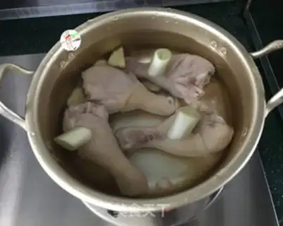 Make Pyramid hands tore chickens step 2