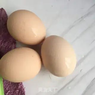 Make Tomato fried eggs step 1